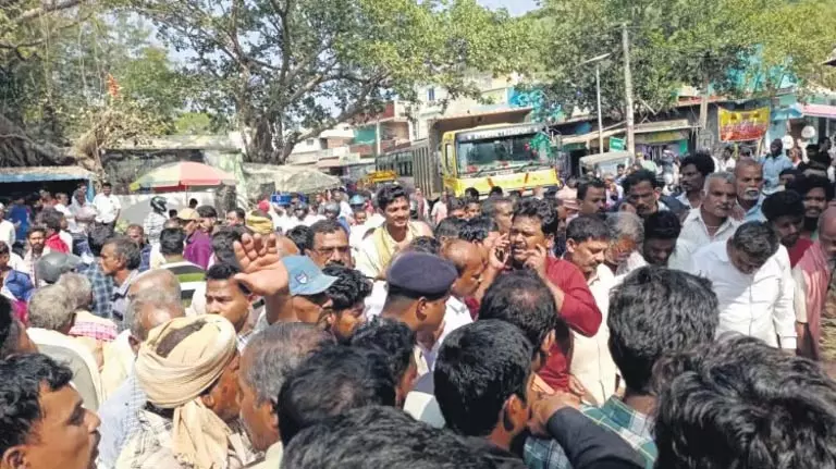 Odisha में किसानों ने फीके धान की खरीद की मांग को लेकर सड़क जाम कर दिया Odisha में किसानों ने फीके धान की खरीद की मांग को लेकर सड़क जाम कर दिया