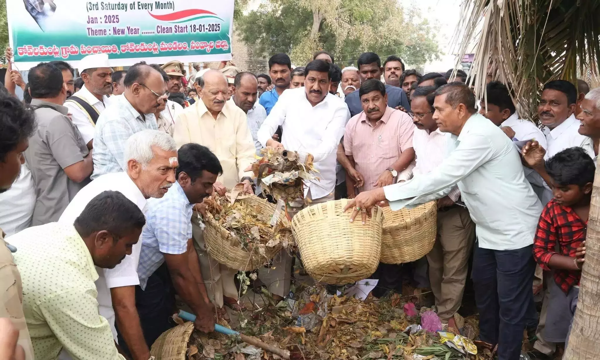 स्वच्छ Andhra कार्यक्रम में स्वच्छता अभियान पर प्रकाश डाला गया