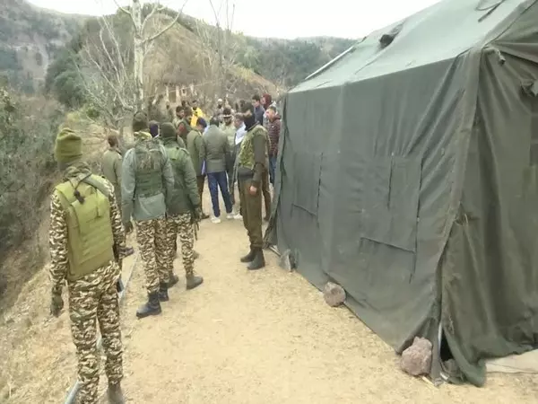 J-K रहस्यमयी बीमारी से जूझ रहे: सेना ने प्रभावित क्षेत्रों को सहायता और ज़रूरी सामान मुहैया कराया J-K रहस्यमयी बीमारी से जूझ रहे: सेना ने प्रभावित क्षेत्रों को सहायता और ज़रूरी सामान मुहैया कराया