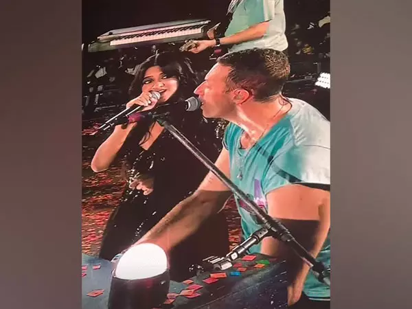 Jasleen Royal ने कोल्डप्ले के मुंबई कॉन्सर्ट में क्रिस मार्टिन के साथ स्टेज पर वी प्रे परफॉर्म किया Jasleen Royal ने कोल्डप्ले के मुंबई कॉन्सर्ट में क्रिस मार्टिन के साथ स्टेज पर वी प्रे परफॉर्म किया