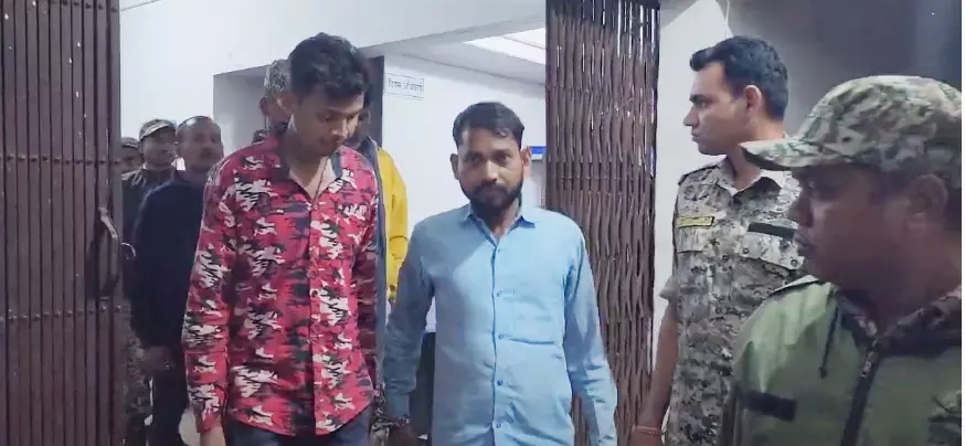 11 तस्कर गिरफ्तार, करोड़ों का गांजा जब्त किया पुलिस ने 11 तस्कर गिरफ्तार, करोड़ों का गांजा जब्त किया पुलिस ने