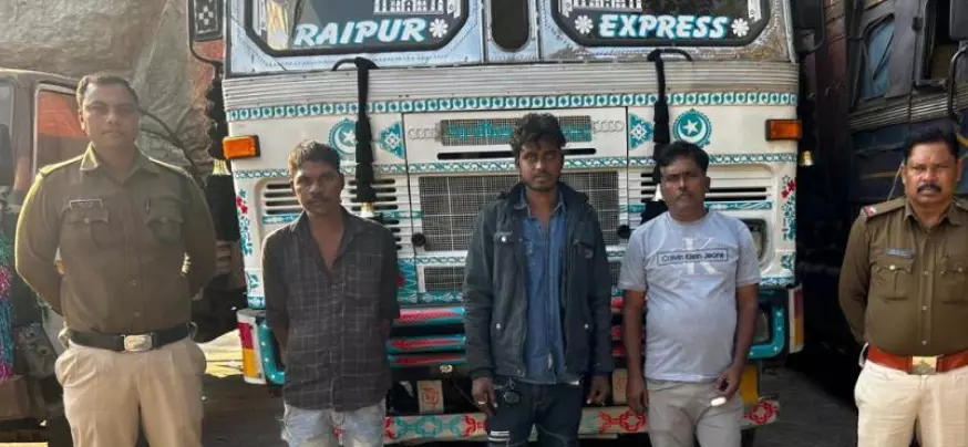 8 लाख का कबाड़ पुलिस ने पकड़ा, 3 वाहन भी जब्त 8 लाख का कबाड़ पुलिस ने पकड़ा, 3 वाहन भी जब्त