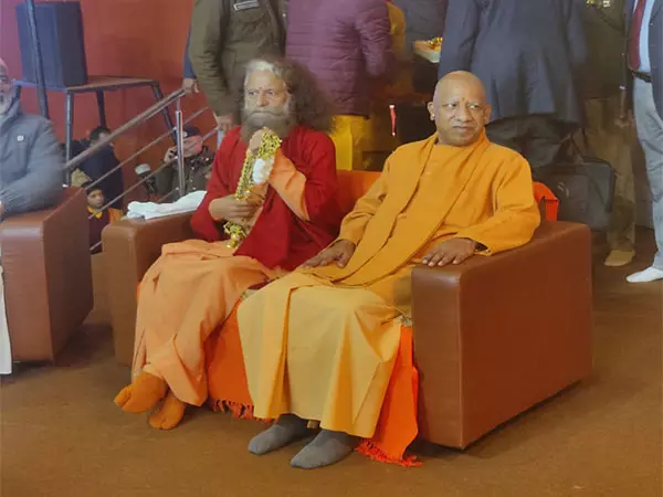 CM Yogi ने प्रयागराज में परमार्थ निकेतन कुंभ मेला शिविर का दौरा किया CM Yogi ने प्रयागराज में परमार्थ निकेतन कुंभ मेला शिविर का दौरा किया