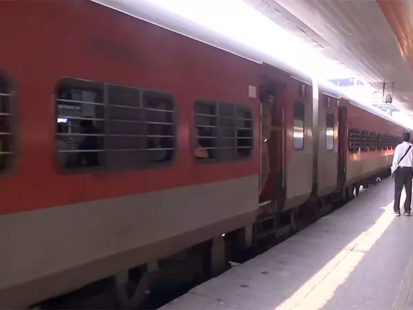 घने कोहरे के कारण Delhi में अफरा-तफरी, 40 से अधिक ट्रेनें निर्धारित समय से देरी से चल रही घने कोहरे के कारण Delhi में अफरा-तफरी, 40 से अधिक ट्रेनें निर्धारित समय से देरी से चल रही