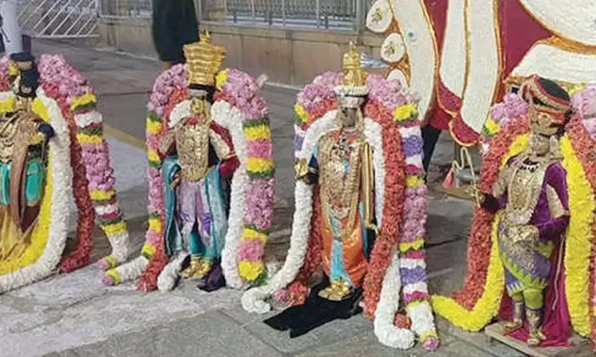 Andhra: मंदिर के अंदर से देवी-देवताओं की प्रतिकृति मूर्तियां हटाई गईं