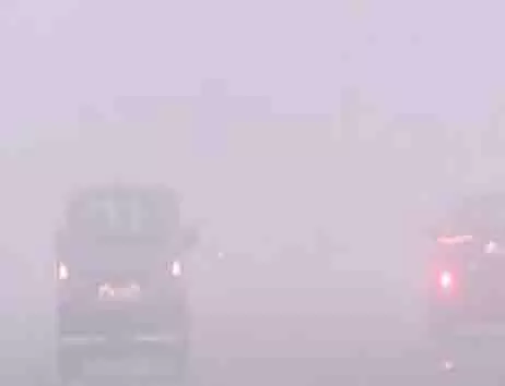 दिल्ली-NCR में घना कोहरा, रेल सेवाएं और दैनिक जीवन प्रभावित दिल्ली-NCR में घना कोहरा, रेल सेवाएं और दैनिक जीवन प्रभावित