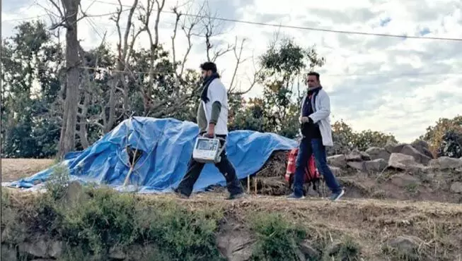 Badhaal Rajouri: डॉक्टरों की टीम ने जीवित बचे सदस्यों की जांच की