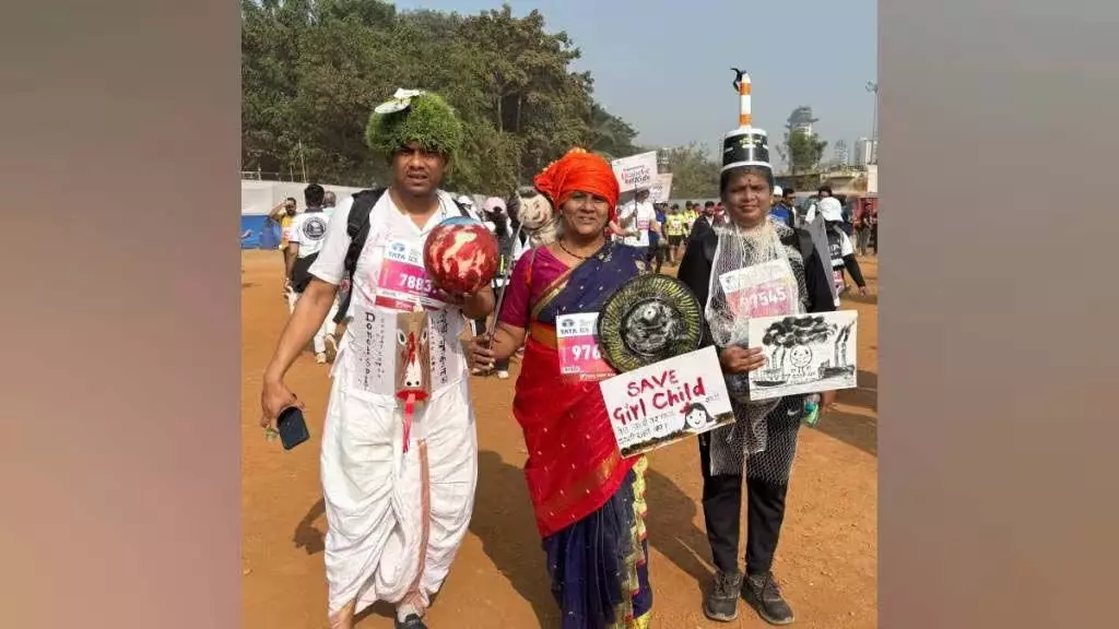 Mumbai: तीन भाई-बहनों ने सामाजिक संदेश के साथ दौड़ लगाई