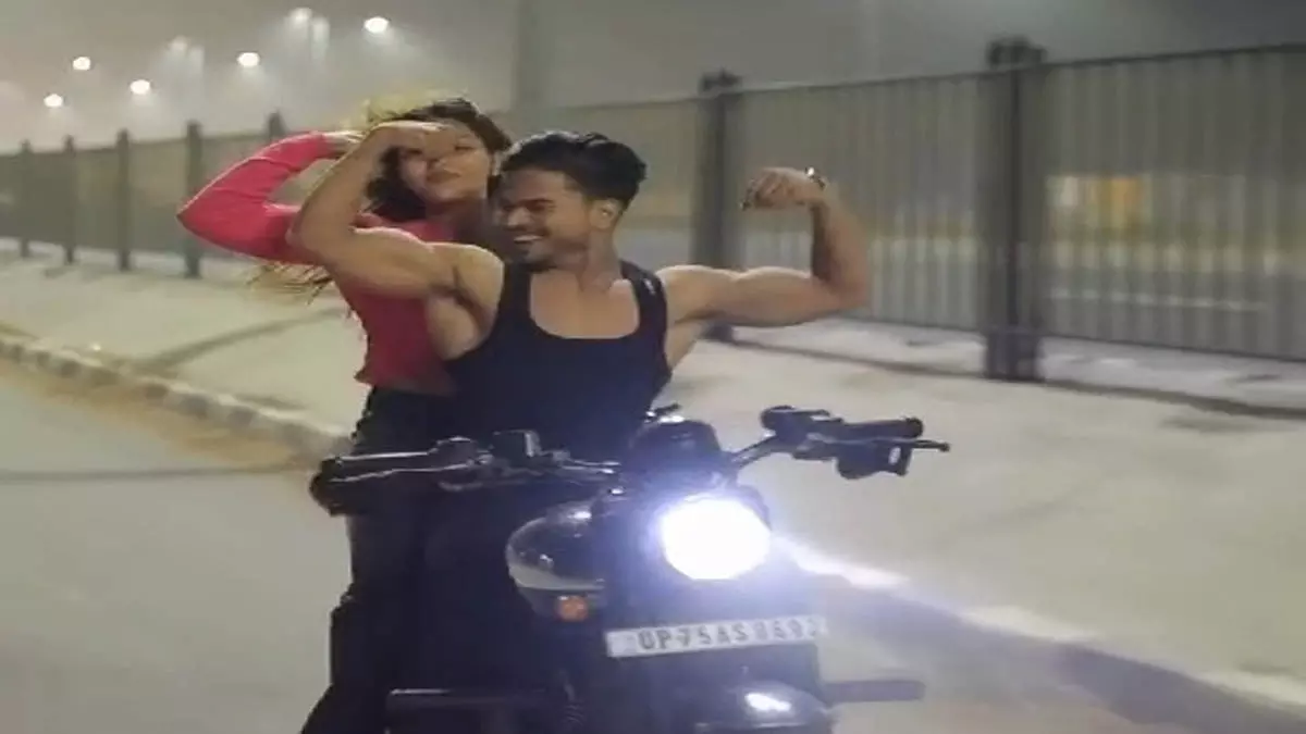 Etawah: युवक ने युवती को बाइक के पीछे बैठा कर स्टंट करता आया नज़र , वायरल VIDEO Etawah: युवक ने युवती को बाइक के पीछे बैठा कर स्टंट करता आया नज़र , वायरल VIDEO