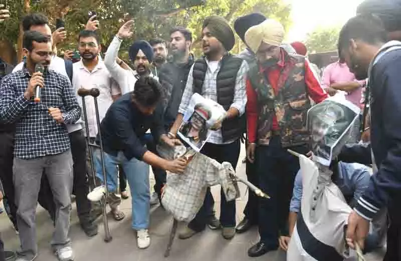 उपराष्ट्रपति का पुतला जलाने पर PU के शोधार्थियों को नोटिस उपराष्ट्रपति का पुतला जलाने पर PU के शोधार्थियों को नोटिस