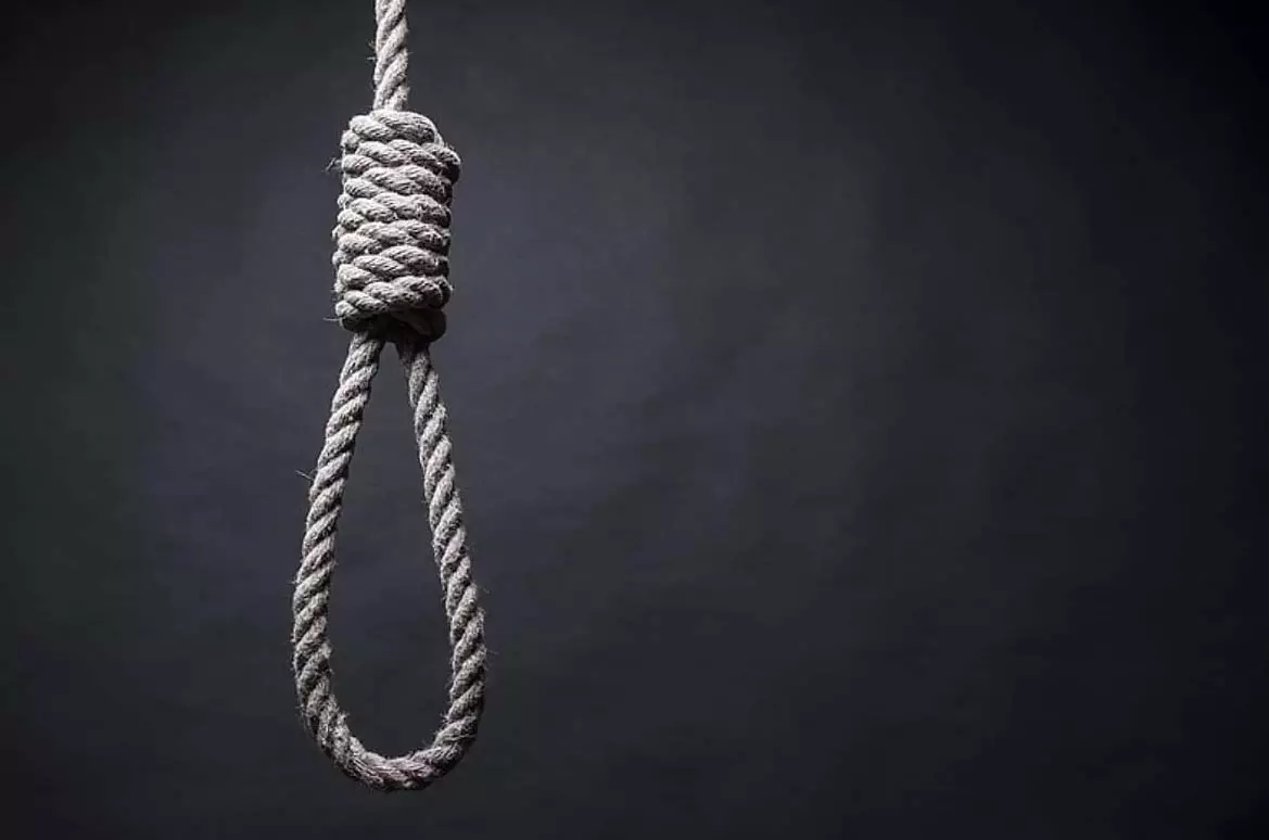 युवक ने हाईटेंशन लाइन के खंभे पर फांसी लगाकर की खुदकुशी युवक ने हाईटेंशन लाइन के खंभे पर फांसी लगाकर की खुदकुशी