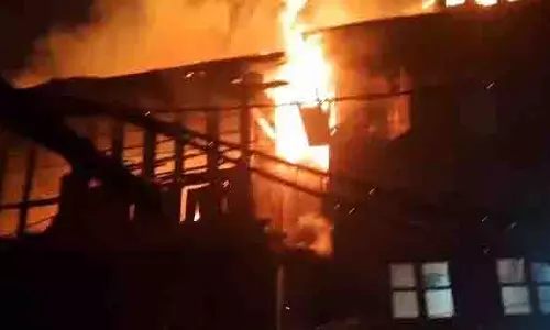 कश्मीर की राजधानी में सेना की कैंटीन में आग लगने से एक नागरिक की मौत कश्मीर की राजधानी में सेना की कैंटीन में आग लगने से एक नागरिक की मौत