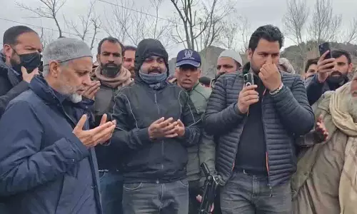 सांसद मियां अल्ताफ ने शोक संतप्त परिवारों से मुलाकात की सांसद मियां अल्ताफ ने शोक संतप्त परिवारों से मुलाकात की