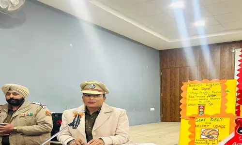 Punjab: तरनतारन ट्रैफिक पुलिस ने छात्रों, शिक्षकों को सड़क सुरक्षा की जानकारी दी