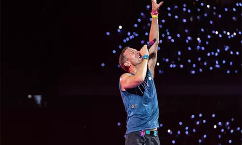 Coldplay Mumbai Concert: क्रिस मार्टिन ने फैन का पोस्टर देखकर कहा जय श्री राम Coldplay Mumbai Concert: क्रिस मार्टिन ने फैन का पोस्टर देखकर कहा जय श्री राम