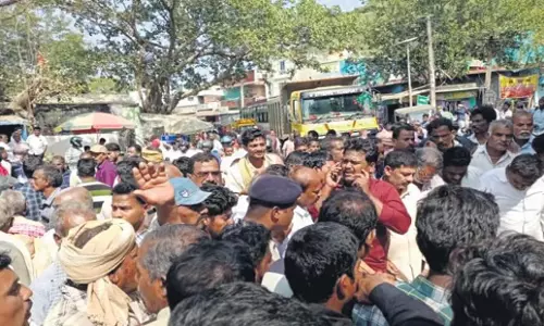 Odisha: ओडिशा के उप्पलाडा में किसानों ने फीके धान की खरीद की मांग को लेकर सड़क जाम कर दिया