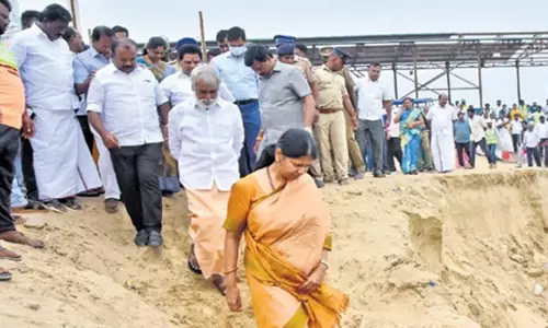 Tamil Nadu: कनिमोझी ने तिरुचेंदूर समुद्र तट का निरीक्षण किया, कार्रवाई का आश्वासन दिया Tamil Nadu: कनिमोझी ने तिरुचेंदूर समुद्र तट का निरीक्षण किया, कार्रवाई का आश्वासन दिया