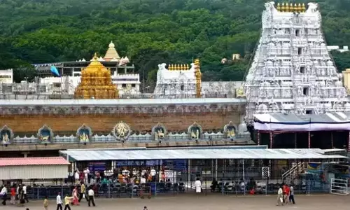 Andhra: तिरुमाला मंदिर में वैकुंठ द्वार दर्शन Andhra: तिरुमाला मंदिर में वैकुंठ द्वार दर्शन
