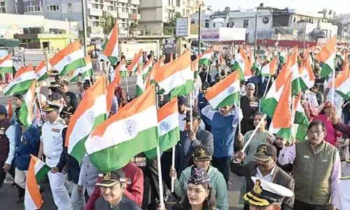Andhra: आरके बीच पर सशस्त्र सेना वेटेरन डे परेड आयोजित की गई