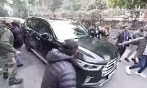 Delhi: आप ने केजरीवाल की कार पर हमले का आरोप लगाया