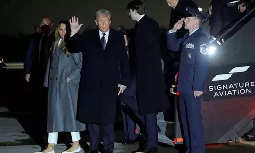 America के नवनिर्वाचित राष्ट्रपति ट्रंप और उनकी पत्नी मेलानिया गोल्फ क्लब में आतिशबाजी देखने पहुंचे