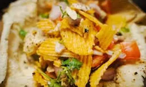 Recipe: घर आए मेहमानों को खिलाएं पैकेट चिप्स से बनी स्वादिष्ट भेल Recipe: घर आए मेहमानों को खिलाएं पैकेट चिप्स से बनी स्वादिष्ट भेल