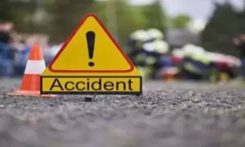 Maharashtra: बेस्ट बस ने विधायक सुनील शिंदे की कार को टक्कर मारी Maharashtra: बेस्ट बस ने विधायक सुनील शिंदे की कार को टक्कर मारी