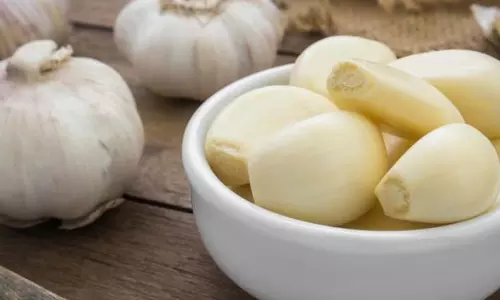 Garlic Oil: त्वचा की चमक और बालों की ग्रोथ का राज, इसे बनाने का सही तरीका Garlic Oil: त्वचा की चमक और बालों की ग्रोथ का राज, इसे बनाने का सही तरीका