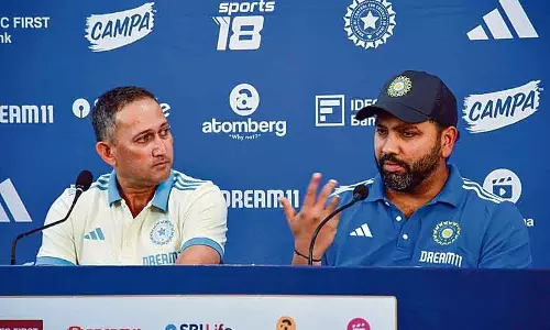 माइक स्लिप ने रोहित को रिश्तेदारों के साथ यात्रा करने के नियम पर चौंकाया माइक स्लिप ने रोहित को रिश्तेदारों के साथ यात्रा करने के नियम पर चौंकाया