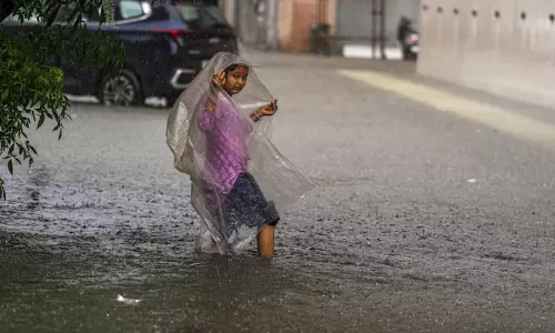 Tamil Nadu: चेन्नई और आसपास के जिलों में भारी बारिश Tamil Nadu: चेन्नई और आसपास के जिलों में भारी बारिश