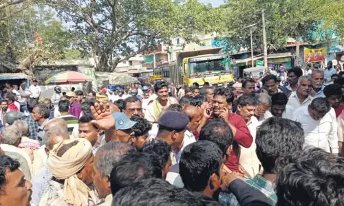 Odisha में किसानों ने फीके धान की खरीद की मांग को लेकर सड़क जाम कर दिया Odisha में किसानों ने फीके धान की खरीद की मांग को लेकर सड़क जाम कर दिया