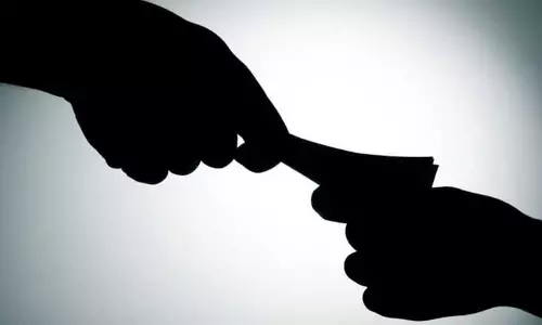 Assam में स्वास्थ्य अधिकारी रिश्वतखोरी के आरोप Assam में स्वास्थ्य अधिकारी रिश्वतखोरी के आरोप