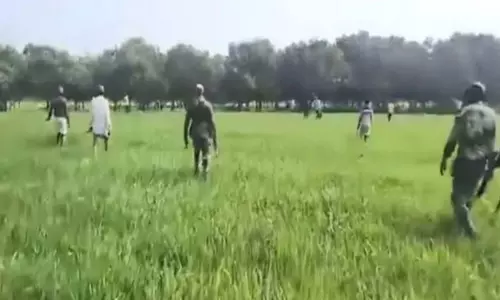 Malda: सीमा पर लूटपाट, भारतीयों ने बांस के डंडे से बांग्लादेशियों को खदेड़ा Malda: सीमा पर लूटपाट, भारतीयों ने बांस के डंडे से बांग्लादेशियों को खदेड़ा