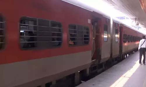 घने कोहरे के कारण Delhi में अफरा-तफरी: 40 से ज़्यादा ट्रेनें तय समय से पीछे चल रही