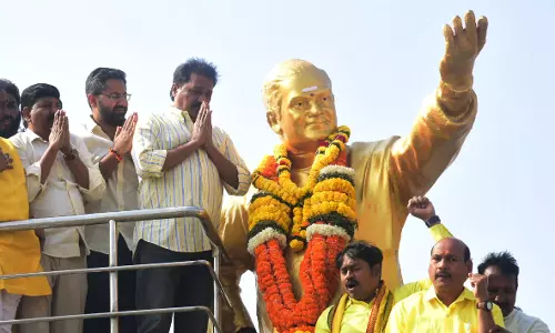 तेलुगु देशम पार्टी ने NTR को पुष्पांजलि अर्पित की तेलुगु देशम पार्टी ने NTR को पुष्पांजलि अर्पित की