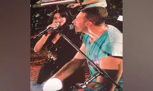 Jasleen Royal ने कोल्डप्ले के मुंबई कॉन्सर्ट में क्रिस मार्टिन के साथ स्टेज पर वी प्रे परफॉर्म किया Jasleen Royal ने कोल्डप्ले के मुंबई कॉन्सर्ट में क्रिस मार्टिन के साथ स्टेज पर वी प्रे परफॉर्म किया