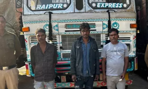 8 लाख का कबाड़ पुलिस ने पकड़ा, 3 वाहन भी जब्त