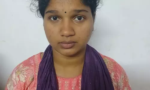एक ठेकेदार को पैसे और आभूषण छीनने के आरोप में एक महिला सहित दो लोगों को गिरफ्तार किया