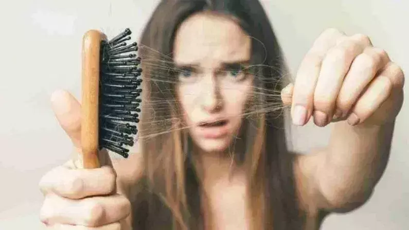 Lifestyle: टूटते-झड़ते बालों से हैं परेशान, फॉलो करें यह टिप्स