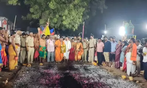 Telangana: श्री वीरभद्र स्वामी ब्रह्मोत्सव का समापन ग्रैंड फायर वॉक के साथ हुआ Telangana: श्री वीरभद्र स्वामी ब्रह्मोत्सव का समापन ग्रैंड फायर वॉक के साथ हुआ