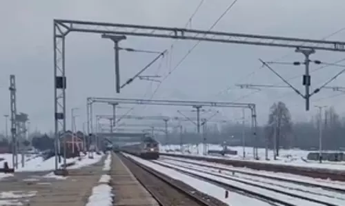 रेलवे की उपलब्धि: J-K में कटरा-बडगाम ट्रैक पर 18 कोच का ट्रायल रन रेलवे की उपलब्धि: J-K में कटरा-बडगाम ट्रैक पर 18 कोच का ट्रायल रन