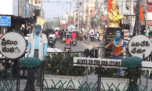 GHMC की कलाकृति महिलाओं को तुच्छ बनाती GHMC की कलाकृति महिलाओं को तुच्छ बनाती