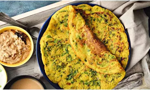 Palak Besan Ka Cheela: नाश्ते में कुछ हेल्दी और टेस्टी खाना है तो बनाएं पालक बेसन चीला