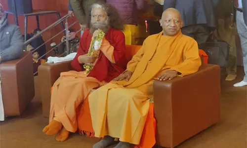 CM Yogi ने प्रयागराज में परमार्थ निकेतन कुंभ मेला शिविर का दौरा किया