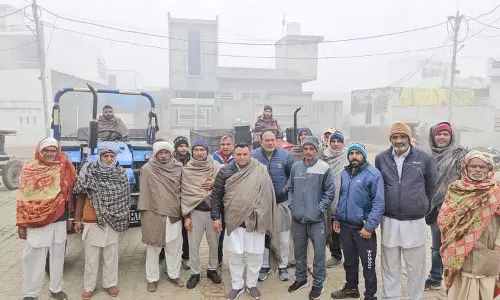 Haryana : फतेहाबाद गांव में खाद के लिए गोबर इकट्ठा करने के लिए