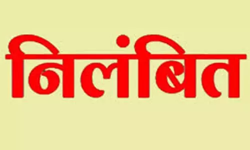 गुटखा चबाते पढ़ाता था टीचर, हुए सस्पेंड