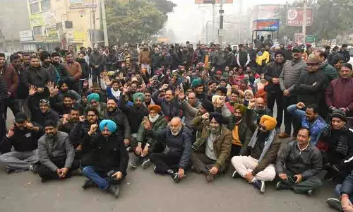 Bathinda में केमिस्टों ने छापेमारी के विरोध में दूसरे दिन भी प्रदर्शन किया