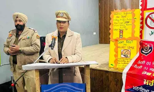 Tarn Taran ट्रैफिक पुलिस ने छात्रों, शिक्षकों को सड़क सुरक्षा की जानकारी दी Tarn Taran ट्रैफिक पुलिस ने छात्रों, शिक्षकों को सड़क सुरक्षा की जानकारी दी