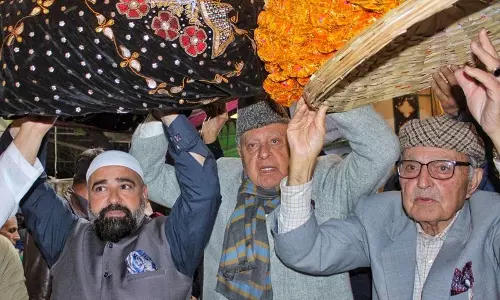 Farooq के काफिले की कार दुर्घटना: सुरक्षा दल का हेड कांस्टेबल घायल Farooq के काफिले की कार दुर्घटना: सुरक्षा दल का हेड कांस्टेबल घायल