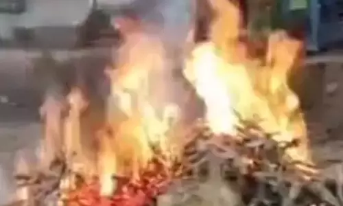 महिलाओं ने शराब कोचियों को सिखाया सबक, अड्डे को आग से फूंका